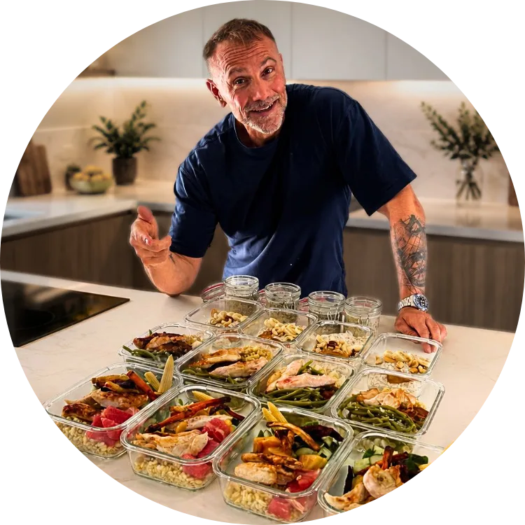 JB souriant dans sa cuisine
