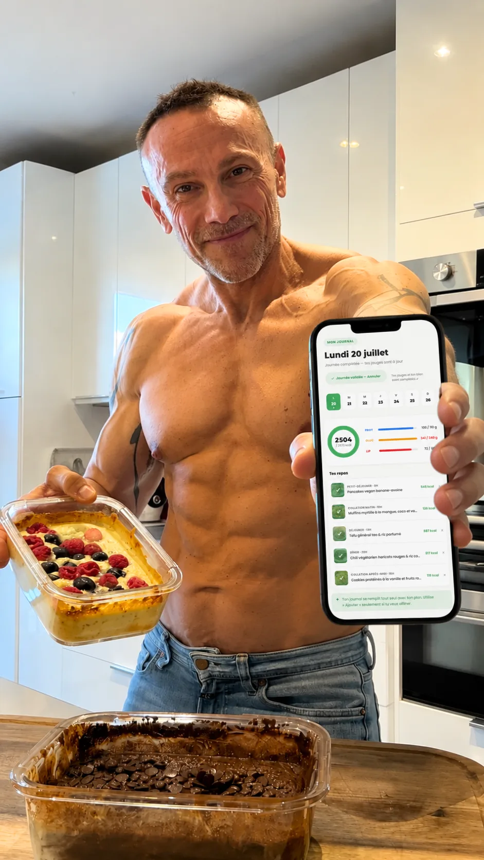JB avec l'application Nutrifit dans sa cuisine