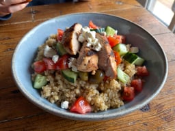 Buddha bowl quinoa, poulet rôti et légumes