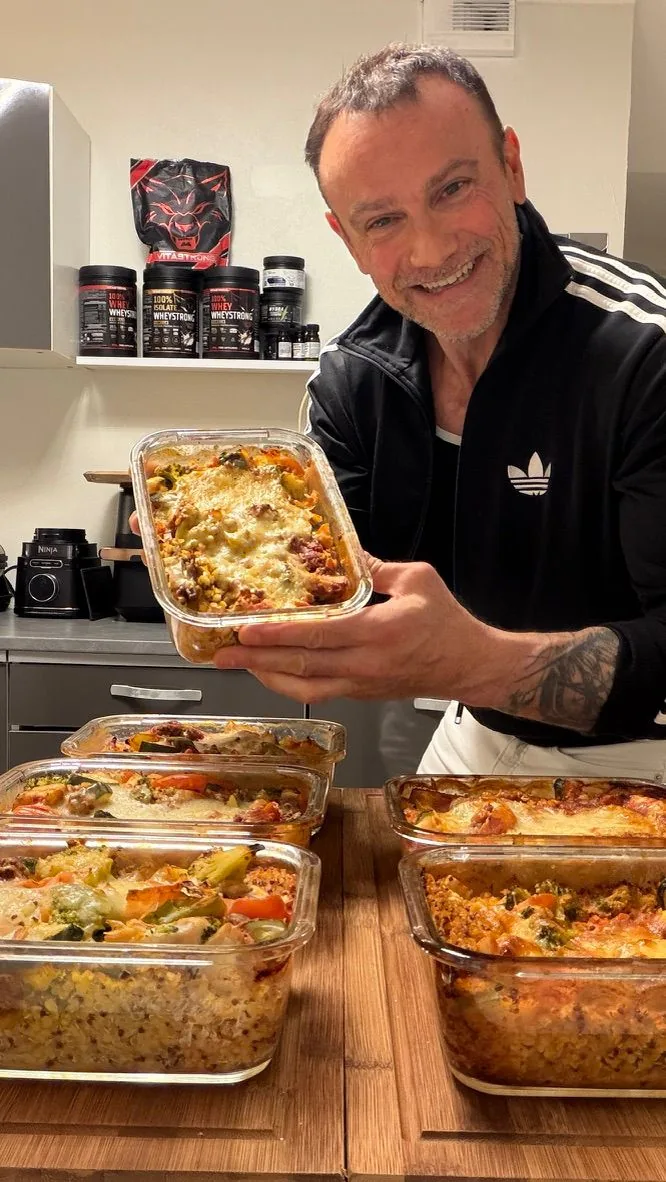 JB présentant ses plats de batch cooking